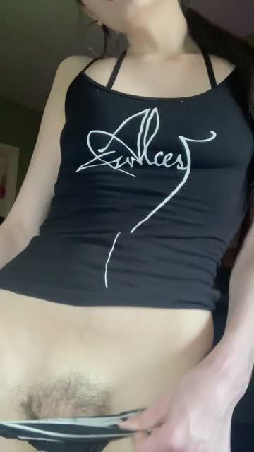 nothing wrong with a lil bush 🖤