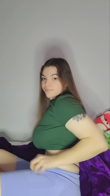 if you like curvy in 20's with fat butts i’m your fucking dreamgirl
