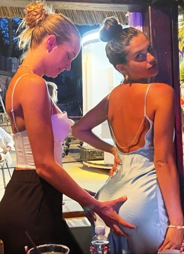 sara and jojo seem to know what we all would like to see. not to mention that portuguese ass gaining pounds, day by day... oh, sara!