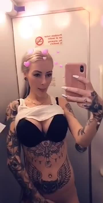 couldn’t stop myself from doing it during the flight😚