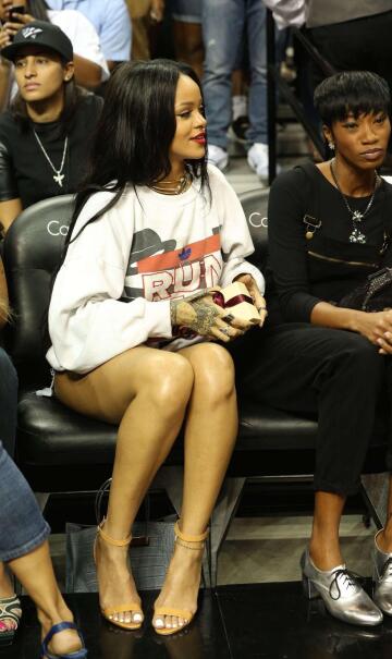 i don’t know how can nba players focus when rihanna’s feet are just over there