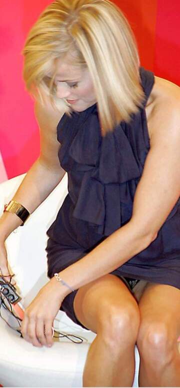 reese witherspoon's upskirt