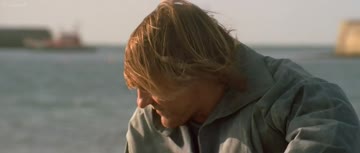 pour une certaine raison, vanessa paradis s'est foutue à poil devant gérard depardieu sur la plage abandonnée dans le film Élisa (1995)