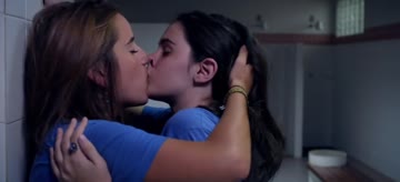the cutest lesbian kiss