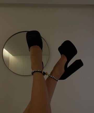 sexy feet in sexy heels😘