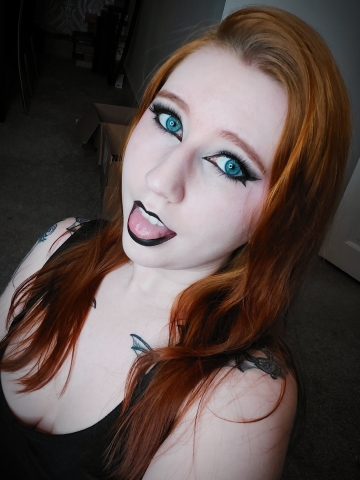 who likes their alt girls with blue eyes? 💙