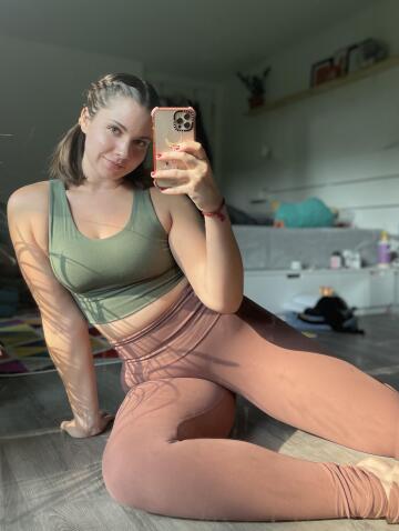 hip cleavage in leggings