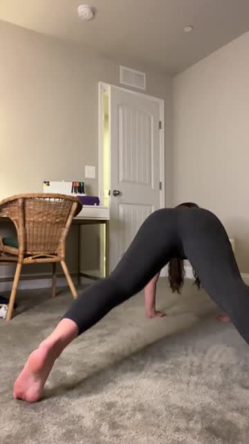 new here! please enjoy my favorite pair of yoga pants.