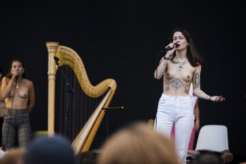 singer selma trier on stage