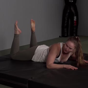 ronda rousey - soles in the pose