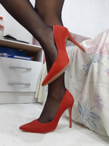 do they look sexy in that red heels with nylon? 🤔