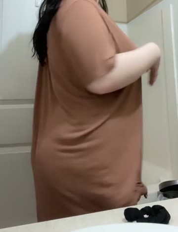 i only like tight clothes to show off my curves 😋 what do you think??