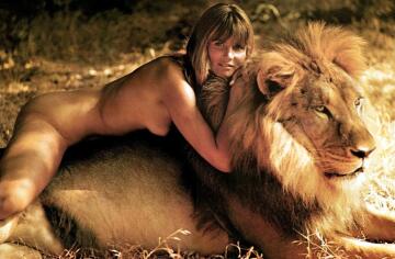 susan backlinie, famously eaten by a shark at the beginning of 'jaws', is shown here with an african lion. ('paws'?)