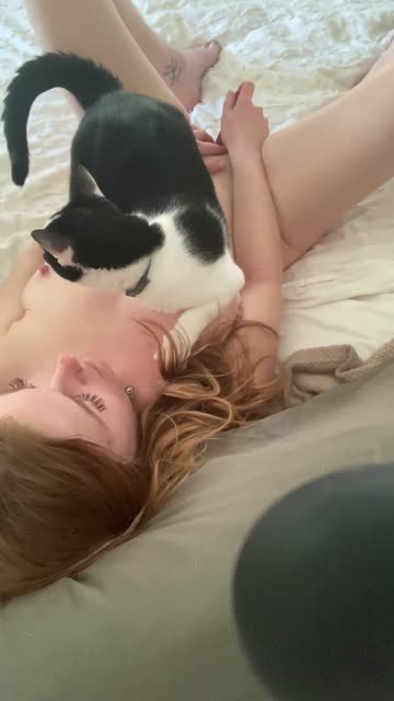 when you’re trying to give your pussy some attention and your pussy needs some attention 🐈🐈