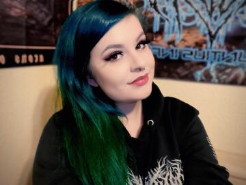 who loves alt girls with colored hair? 💙💚
