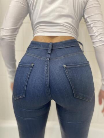 tight jeans on a fit 🍑