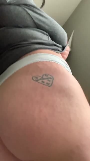 whose accepting chubby, hairy, big boobie girlfriend applications? 👉🏻👈🏻