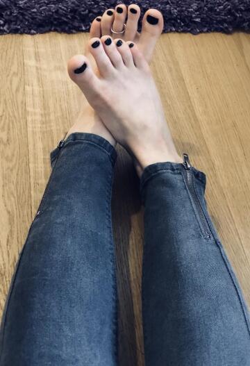 any fans of feet and jeans?