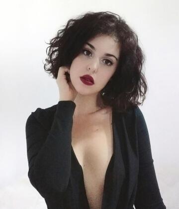 do you like my makeup? i feel like a tiny vampire. 🧛🏻‍♀️🖤