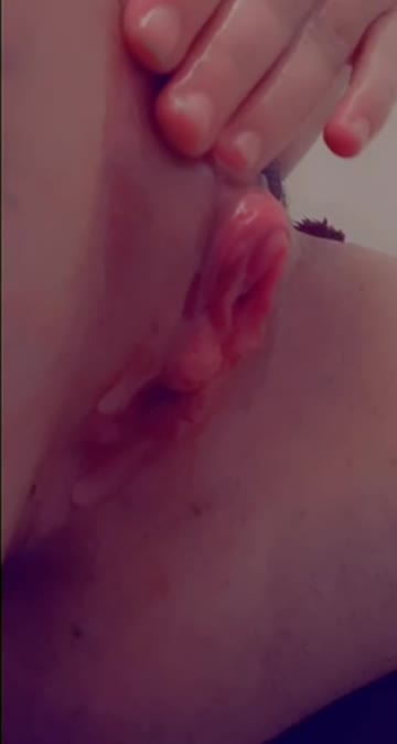 letting the lube drip over my clit as i cum 🤤 @0:00