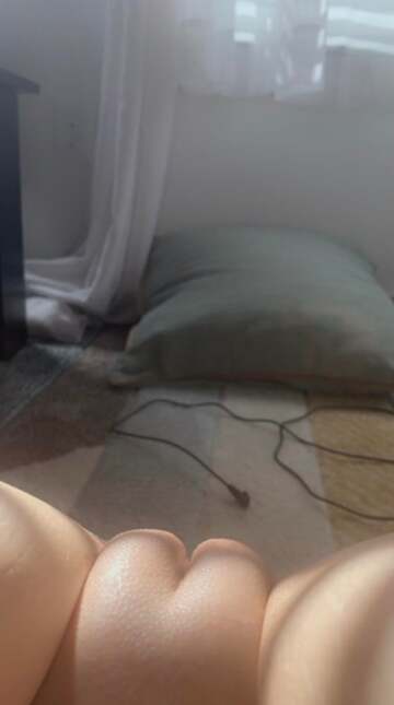 23 [f4m] smash or pass? tap that up arrow and i'll send nudie for ur answer.