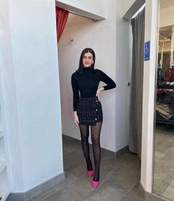 black outfit with pink heels