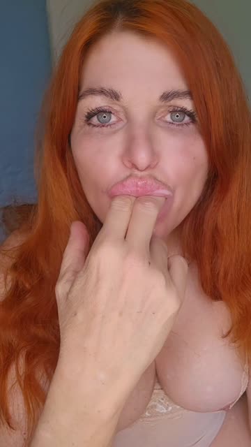 beautiful redhead grool lips huge tits tongue nsfw video