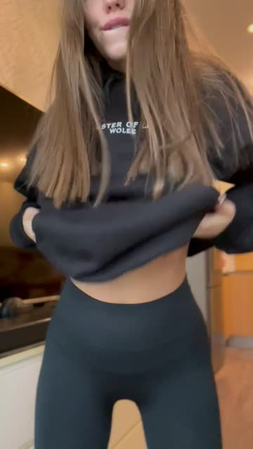 white girl leggings hotwife tanlines nsfw video