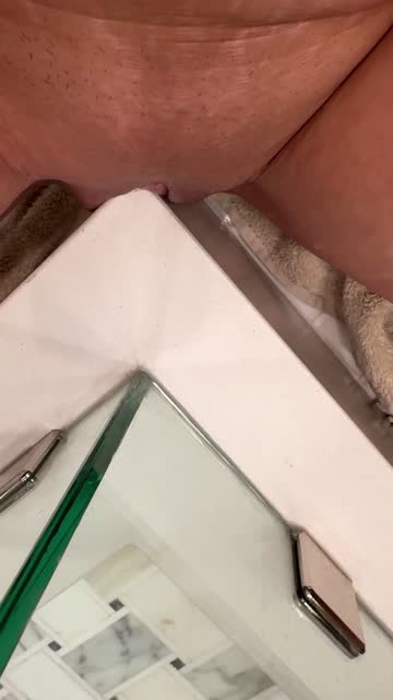 clit rubbing pussy lips big clit pussy spread 