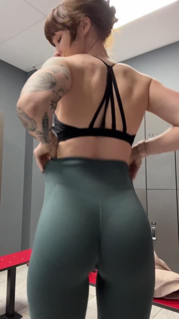 brunette cute booty 