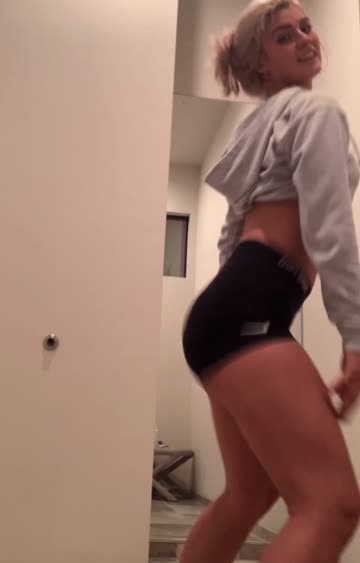 bubble butt blonde model 
