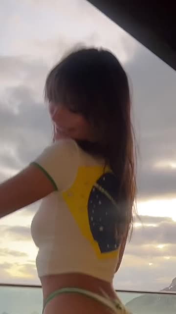 emily ratajkowski booty bikini 