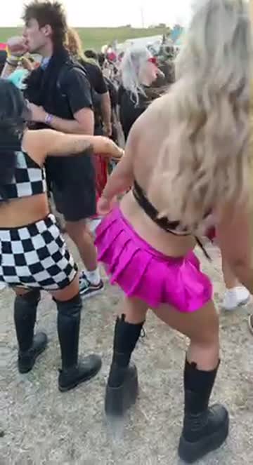 blonde booty shaking hot video