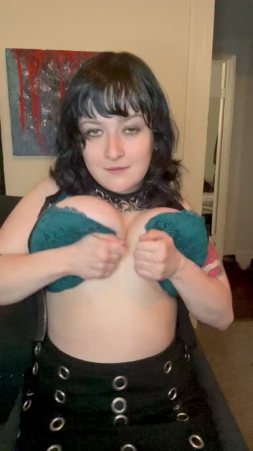 jiggling curvy titty drop big tits huge tits 