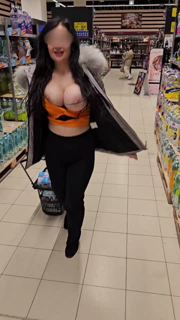 amateur cute bouncing tits tits r/caughtpublic 