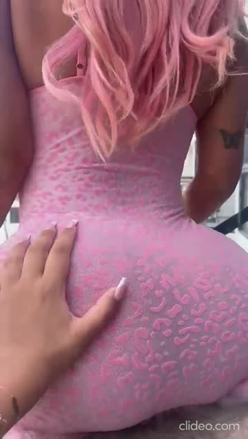 ass squeezing pink hot video