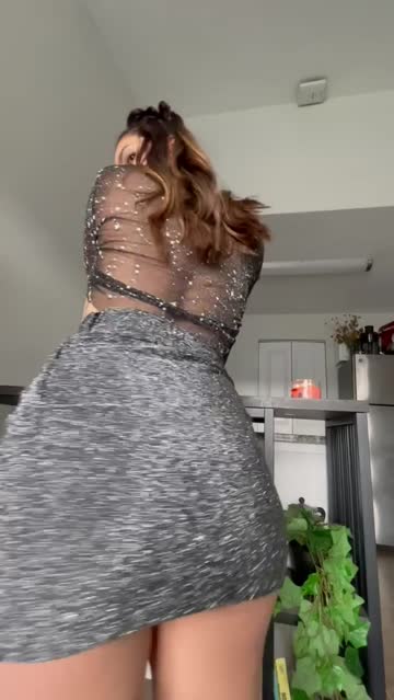 big ass skirt twerking nsfw video
