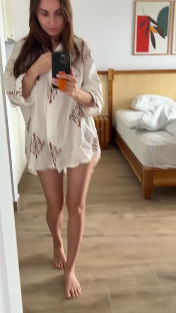 selfie brunette mirror 