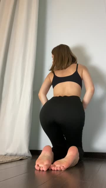 undressing leggings ass 