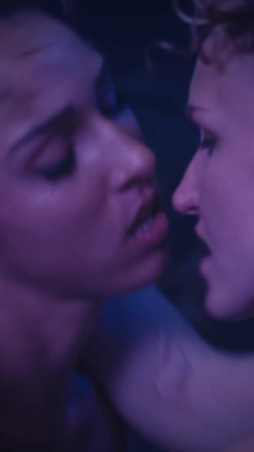 lesbians kiss kissing 
