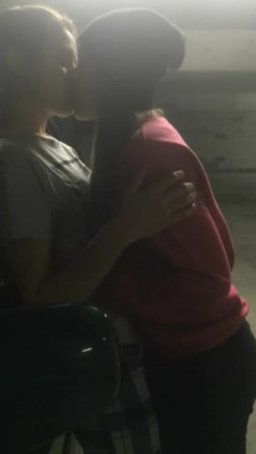 kissing cute lesbians 