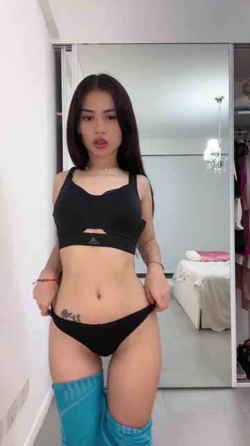 latina solo brunette hot video