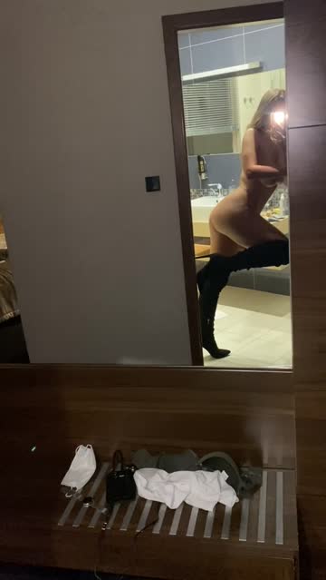 legs up ass mirror selfie twerking 