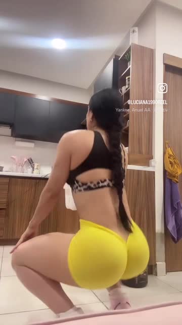 latina squat twerking booty hot video