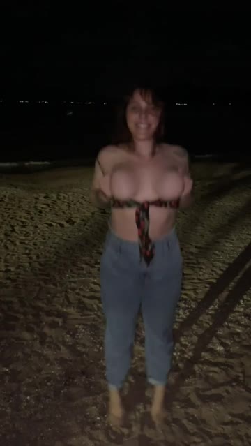 beach public outdoor boobs shaking nsfw video