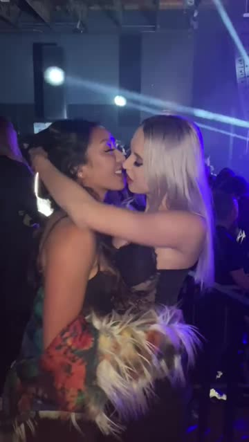 kissing girls club 