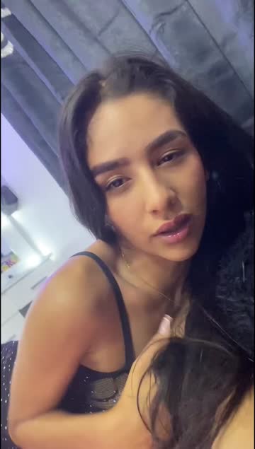 brunette solo latina 