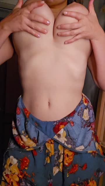 natural tits underboob huge tits bouncing tits big tits nsfw 