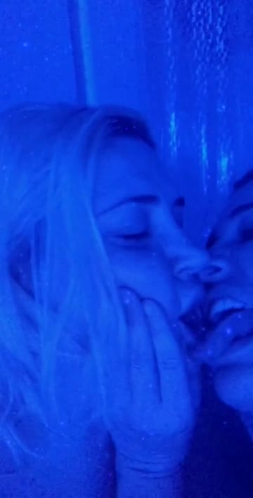 twins lesbian kiss porn video