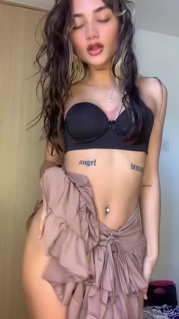 latina solo brunette hot video